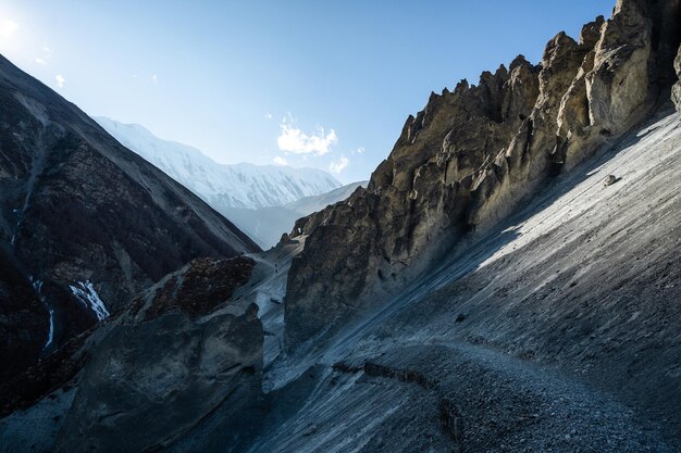 네팔의 사막 바위와 눈 덮인 봉우리가 있는 아름다운 산 풍경