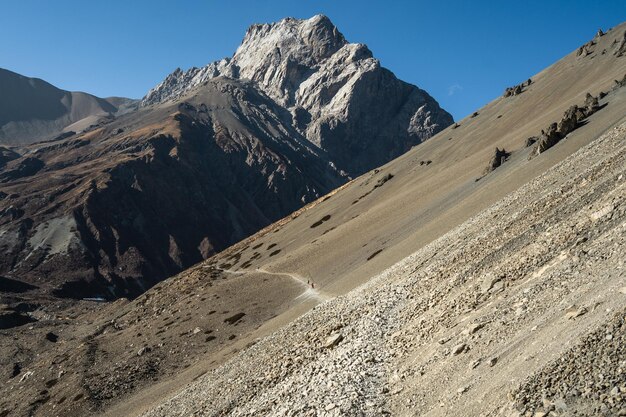 Bellissimo paesaggio di montagna con rocce desertiche e cime innevate in nepal