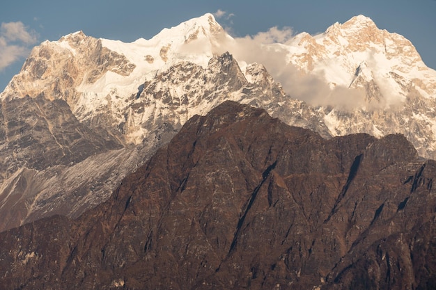 ネパールの砂漠の岩と雪に覆われた山頂のある美しい山の風景