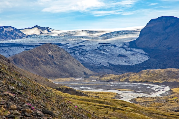 アイスランドの氷河のある美しい山の風景