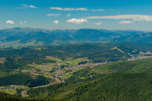 森林と曇り空に覆われた山頂の美しい山の風景。ウクライナの山々、ヨーロッパ