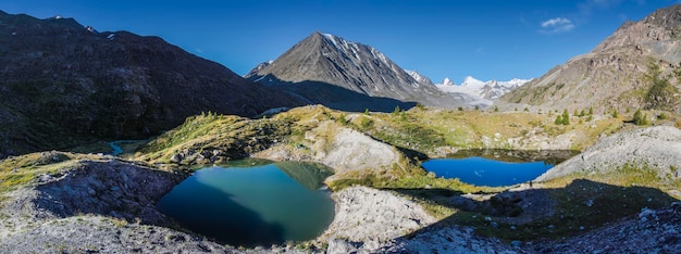 2つの小さな湖のある美しい山の風景