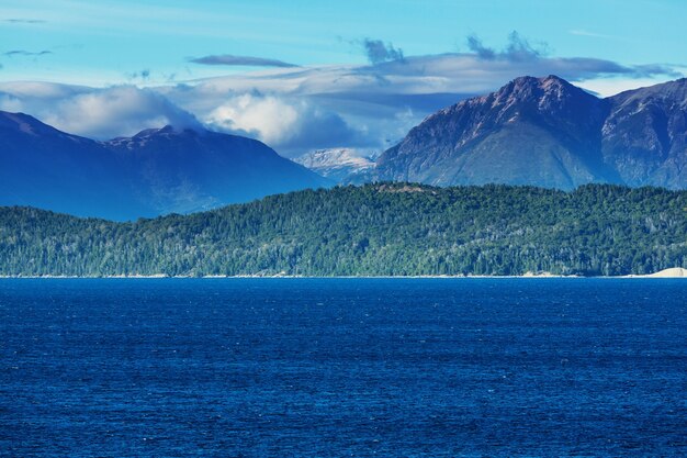 사진 파타고니아의 아름다운 산 풍경. 아르헨티나, 남미의 산 호수.