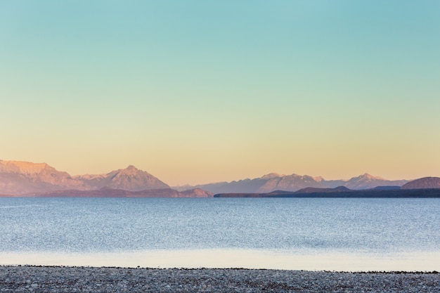 パタゴニアの美しい山の風景。南米アルゼンチンの山岳湖。