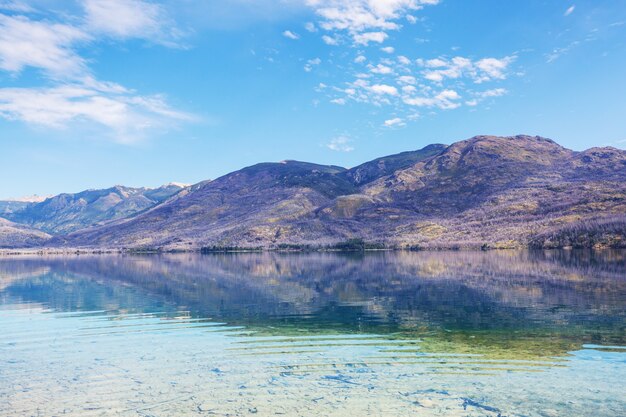 パタゴニアの美しい山の風景。南米アルゼンチンの山岳湖。