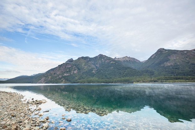 パタゴニアの美しい山の風景。南米アルゼンチンの山岳湖。