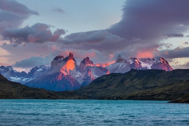 토레스 델 페인 국립 공원, 칠레의 아름다운 산 풍경. 세계적으로 유명한 하이킹 지역.