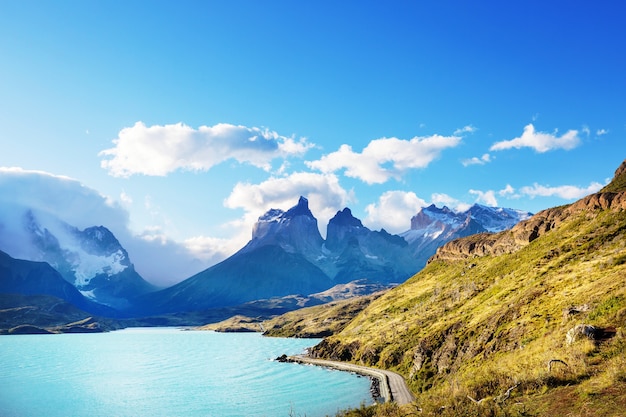 토레스 델 페인 국립 공원, 칠레의 아름다운 산 풍경. 세계적으로 유명한 하이킹 지역.