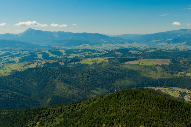 Splendidi paesaggi montani con i carpazi ucraini.