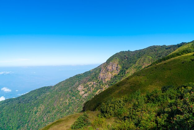 Bellissimo strato di montagna con nuvole e cielo blu a kew mae pan nature trail a chiang mai, thailandia