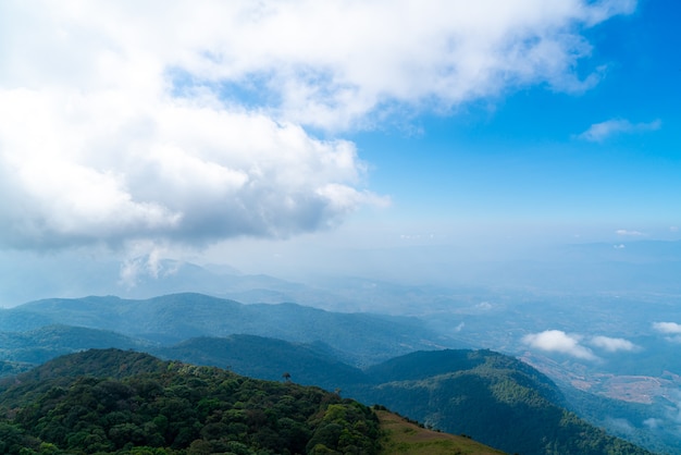 Bellissimo strato di montagna con nuvole e cielo blu a kew mae pan nature trail a chiang mai, thailandia