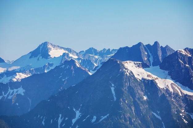 Bellissimo picco di montagna in north cascade range, washington, usa