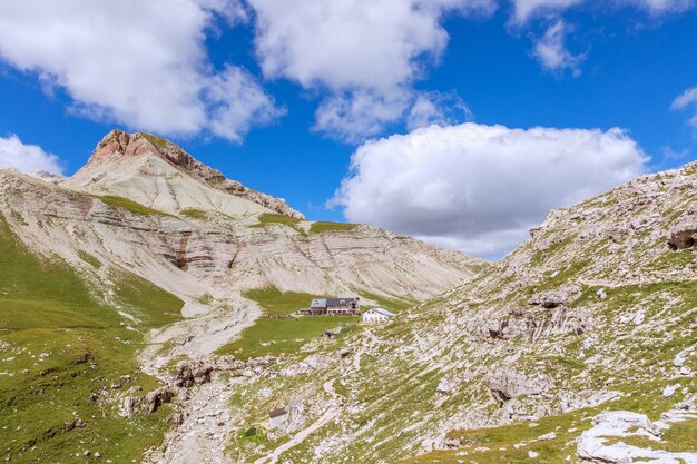 Photo beautiful mountain peaks of the italian dolomites and mountain hut (rifugio puez)