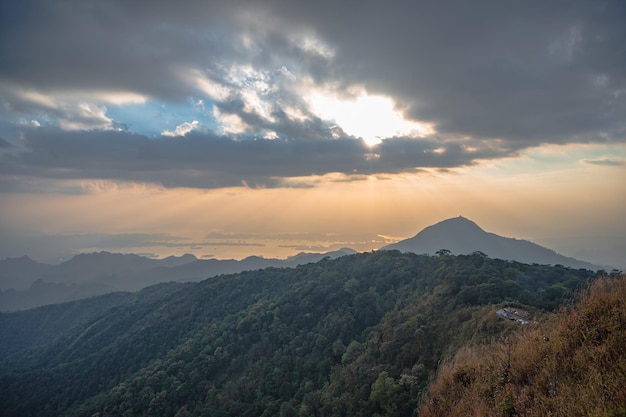 khao san nok wua kanchanaburi의 아름다운 산맥과 일몰Khao San Nok Wua는 Khao Laem 국립 공원에서 가장 높은 산입니다. 해발 1767m