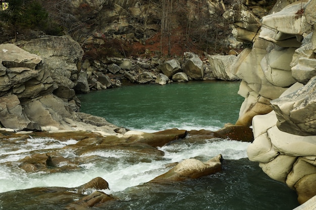 Bellissimo fiume di montagna con rocce e rapide