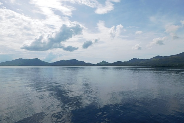 Foto bellissimo paesaggio di montagna e mare con nuvole