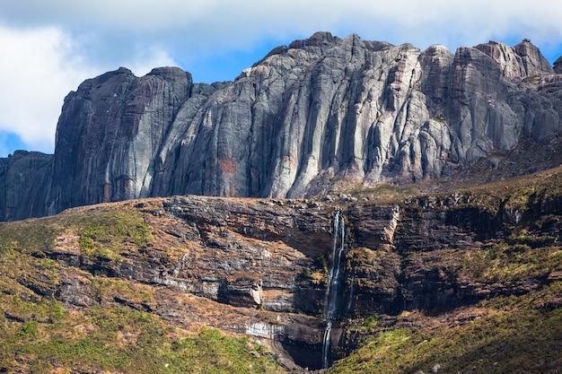 Foto bella cascata della valle della montagna e formazioni rocciose del granito del parco nazionale di andringitra madagascar.