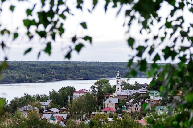 Фото Красивый вид на горы домов от реки