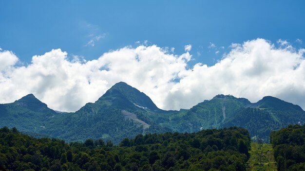 ソチの大きな雲と美しい山の景色。クラスナヤポリャナ。