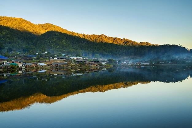 Foto bello paesino di montagna intorno al lago con la riflessione in mae hong son, tailandia