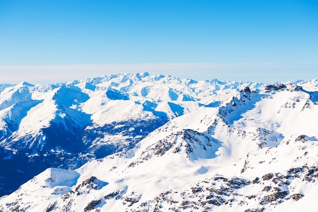 아름다운 산과 푸른 하늘, 겨울 풍경. Val Thorens, 3 계곡, 프랑스.