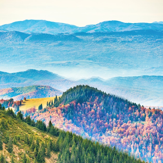 Photo beautiful mountains and hills in autumn at sunset time