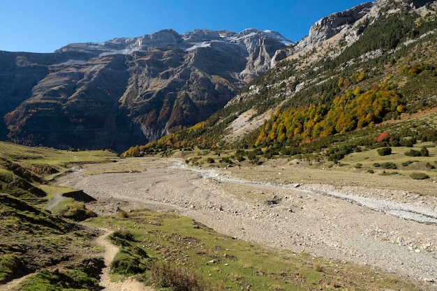 写真 秋のピネタ渓谷とオルデサとモンテペルディドの間にスペインの美しい山々