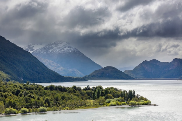 Красивый горный пейзаж вдоль гравийной дороги Carretera Austral в южной Патагонии, Чили