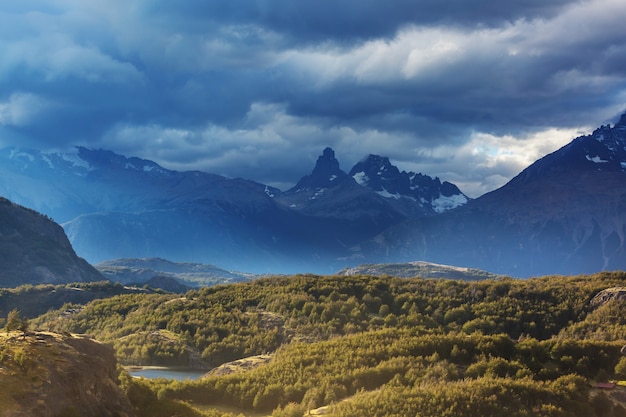 チリ、パタゴニア南部の砂利道CarreteraAustral沿いの美しい山々の風景
