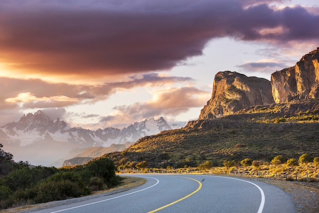 チリ、パタゴニア南部の砂利道CarreteraAustral沿いの美しい山々の風景