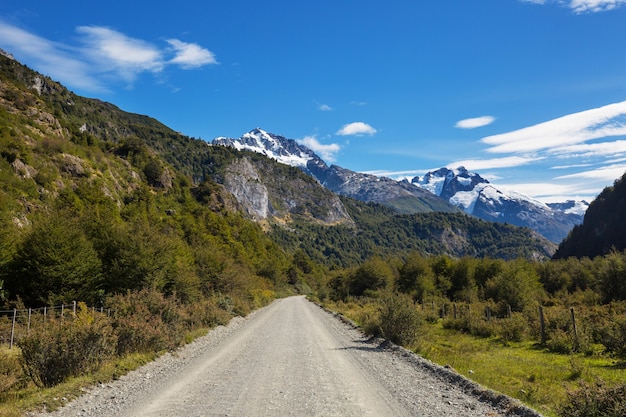 チリ、パタゴニア南部の砂利道CarreteraAustral沿いの美しい山々の風景