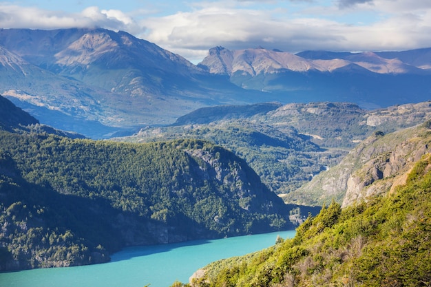 Красивый горный пейзаж вдоль гравийной дороги Carretera Austral в южной Патагонии, Чили