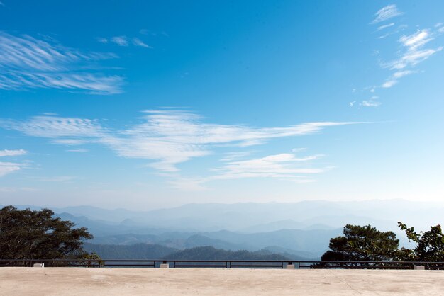 写真 美しい山の風景と青い空