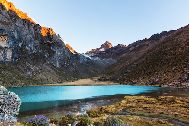 Foto bellissimi paesaggi di montagne nella cordillera huayhuash, perù, sud america