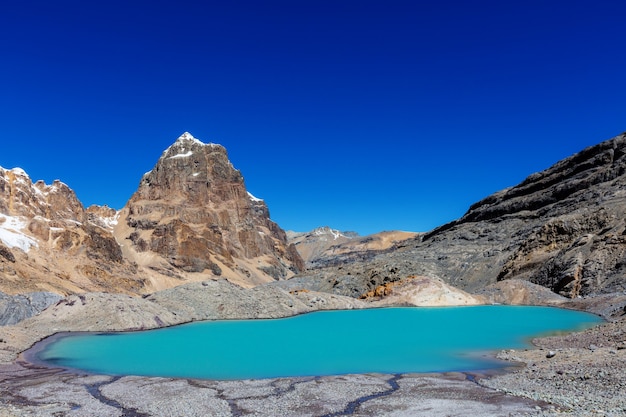 Foto bellissimi paesaggi di montagne nella cordillera huayhuash, perù, sud america