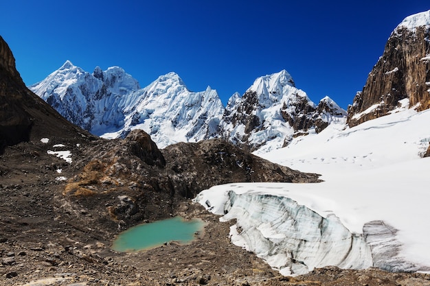 Photo beautiful mountains landscapes in cordillera huayhuash, peru, south america