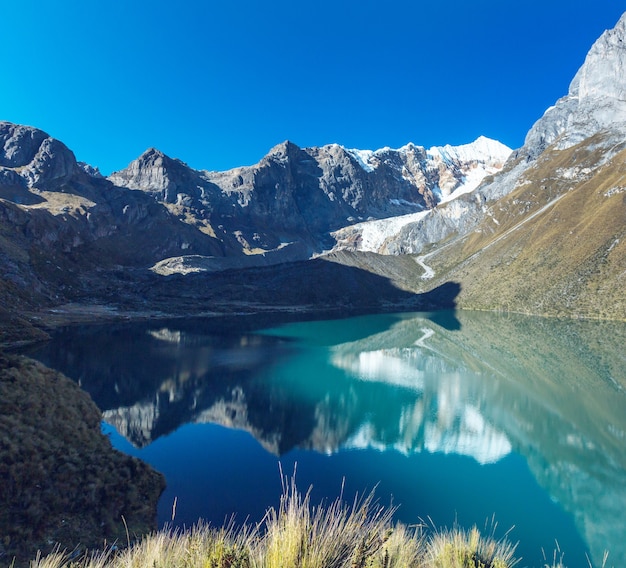 Bellissimi paesaggi di montagne nella cordillera huayhuash, perù, sud america