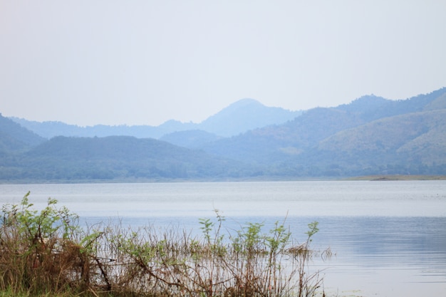 朝の美しい山々と川