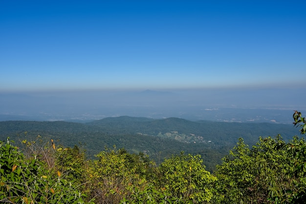 写真 美しい山並みの風景と青空