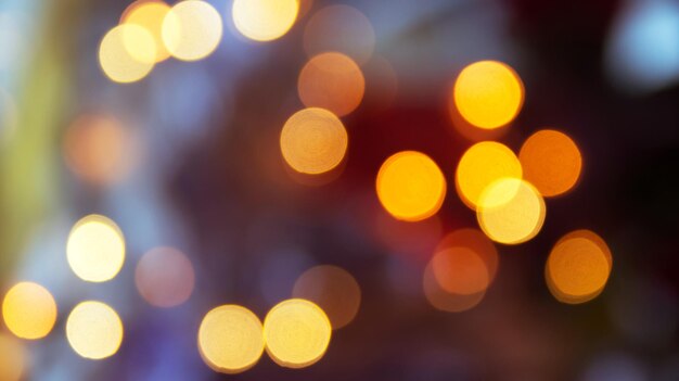 Foto bellissimo bokeh sfocato multicolore luci vacanza sfondo glitter per natale capodanno festa di compleanno con ghirlanda dorata scintillante città vita notturna auto flshlights