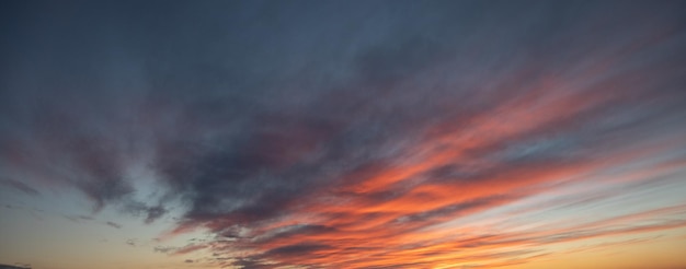 日没の背景の後の美しい色とりどりの空。