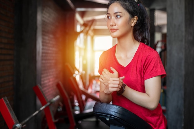 Bella donna in forma muscolare che esercita la costruzione di muscoli e donna fitness che fa esercizi in palestra concetto di fitness di uno stile di vita sano