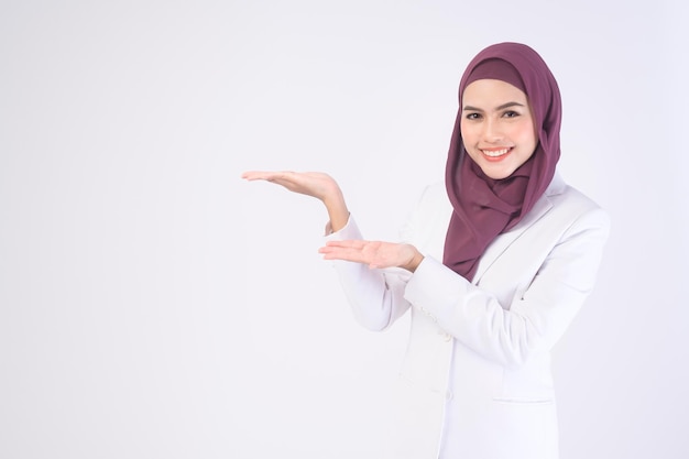 Bella donna d'affari musulmana che indossa un abito bianco con hijab in studiox9