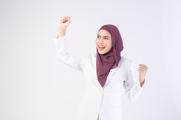 Bella donna d'affari musulmana che indossa un abito bianco con hijab in studiox9