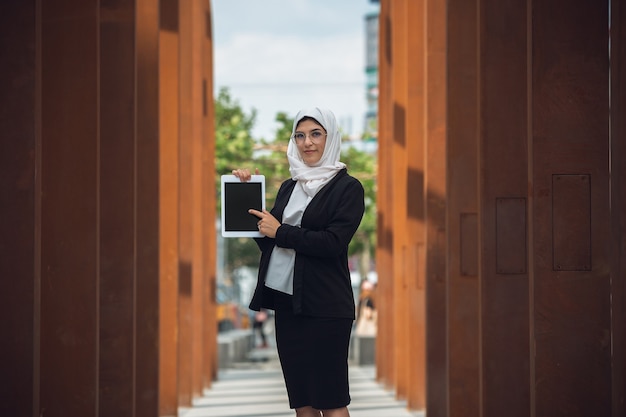 Красивый мусульманский успешный портрет деловой женщины уверенно счастливый генеральный директор