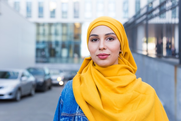 노란색 hijab를 입고 아름 다운 이슬람 여자