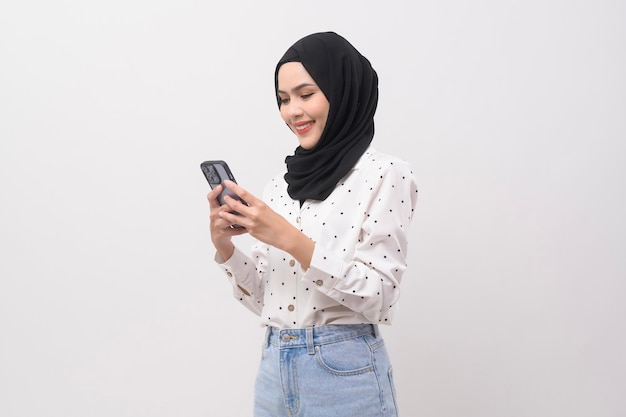 흰색 배경 기술 개념 x9x9 위에 스마트폰을 사용하여 히잡을 쓴 아름다운 이슬람 여성