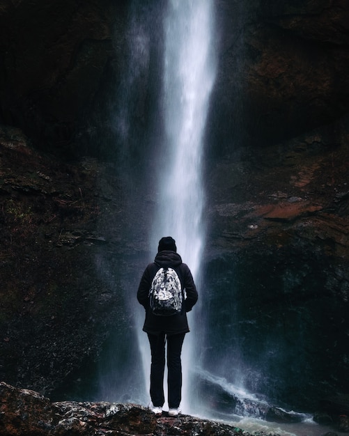 Bella cascata mistica nella stagione autunnale