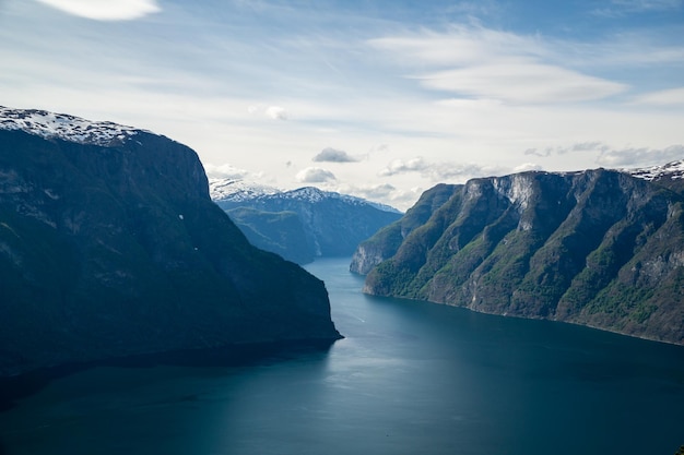 노르웨이의 높은 산과 폭포가 있는 아름다운 Naerofjord