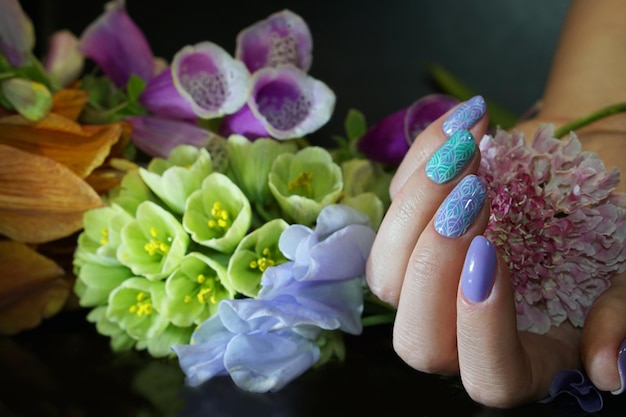 Foto bellissima manicure per unghie con fiori. disegni per unghie. cura delle unghie e manicure.